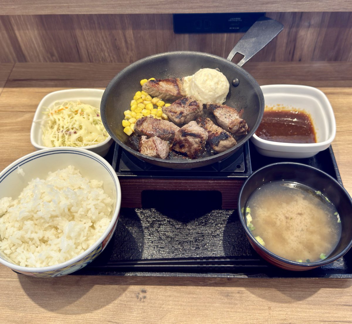 FIRE60028219's tweet photo. 38歳独身男性の夕食は

吉野家の
極旨牛鉄板ステーキ定食です🥲🍚🔥
（税込1,498円）

862kcalでたんぱく質36.5g💪🐷
ご飯おかわり無料です！！ https://t.co/MAKSUbAUAI