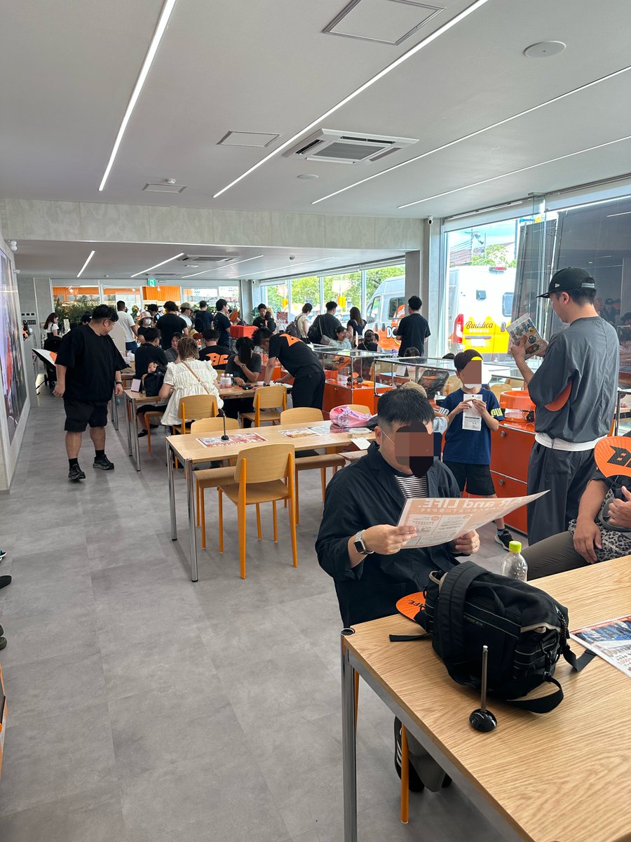 suzukid56's tweet photo. 今日はバディカの大阪支店オープニングイベントに行って来た。

キッチンカーはほとんど売り切れで目当てのバディカドーナツも買えなかった😭

什器や店舗スペースなどなかなか見どころがありました。 https://t.co/NVFF4SxDSE