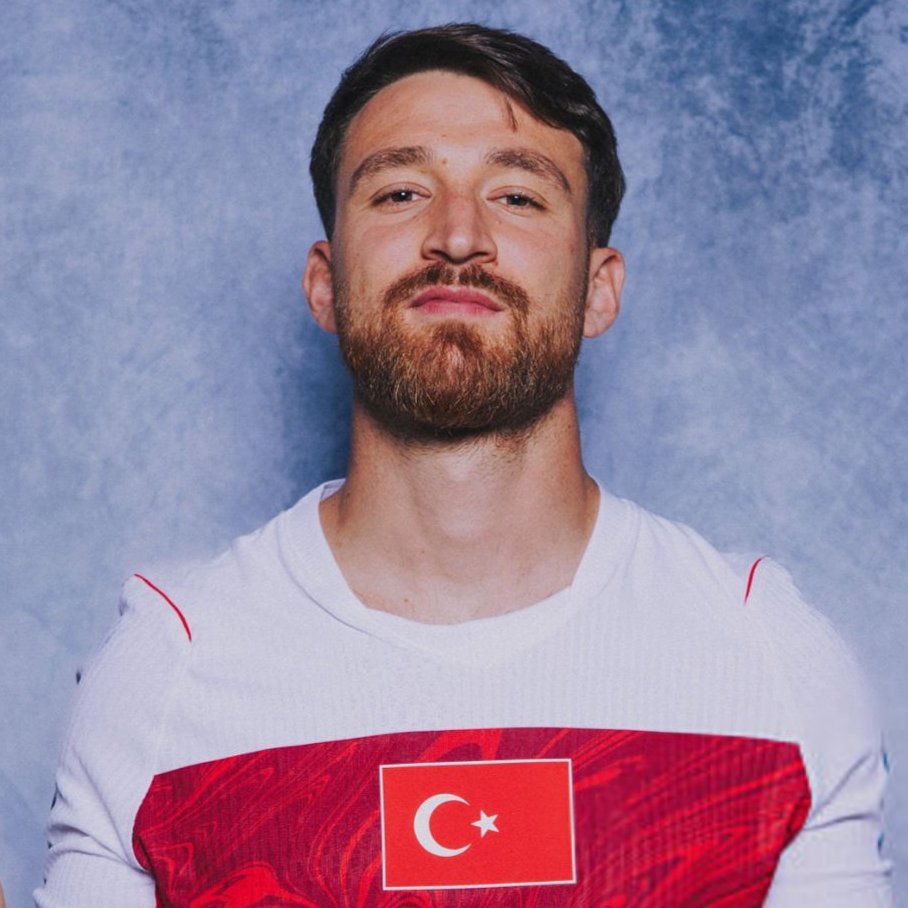 lemarcaspors_'s tweet photo. Ali Naci Küçük: "Salih Özcan da Aral Şimşir de Galatasaray'a tepsiyle geldi, istemediler.

Eski Galatasaray, Kaan Ayhan'la vedalaşıp orayı Salih Özcan ile upgrade ederdi. Aral Şimşir'i o rotasyonun içine sokardı.

Barış Alper'e 2 sezondur teklifler geliyor, bir ayrılık olursa Aral'ı burda oynatırız, Barış'ın yerine bir yıldız oyuncu daha alırız derdi eskiden.

Aral Şimşir geldi, istemedin. Salih Özcan geldi, istemedin.

Her transfer yıldız, general olmak zorunda değil. Her oyuncu 30-40 milyon olmasın."