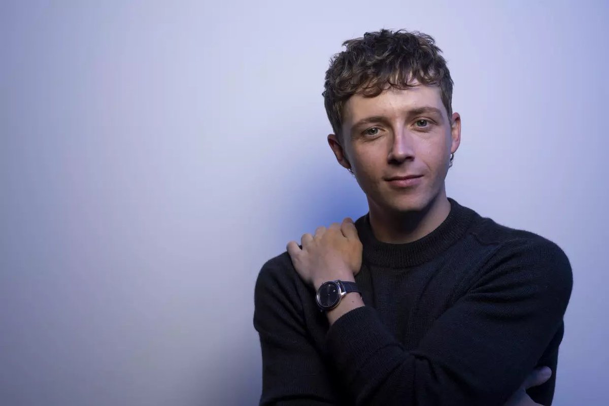 rozkan25's tweet photo. Gerran Howell is looking happy and relaxed which is nice to see. He used to look quite self conscious in photoshoots. https://t.co/HU2jyu3z9R