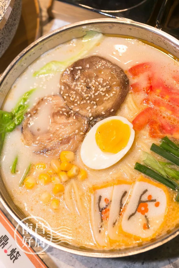 assassoya's tweet photo. Just found the best hidden ramen spot in downtown! Rich tonkotsu broth, springy noodles, and that perfectly runny soft-boiled egg 10/10, I’d drive 30 mins for this! https://t.co/yVClJJmeCL
