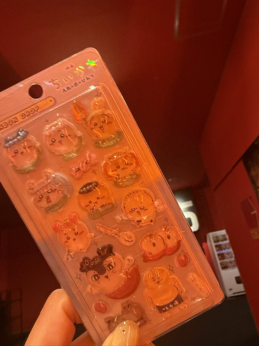 risa_wd_'s tweet photo. マツパ終わったしシールもらいにちいかわ来たよ❤️めっちゃ可愛すぎ https://t.co/zUaN4QPYGE