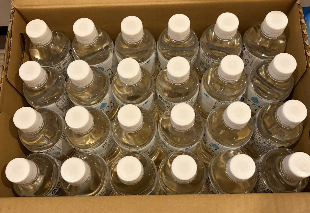 io_yuu54's tweet photo. TOKAIホールディングス（3167）
うるのん「富士の天然水さらり」（1本500ml）✖️24本が到着

去年貰った水と入れ替えて非常用にします https://t.co/00OV4hHS7X