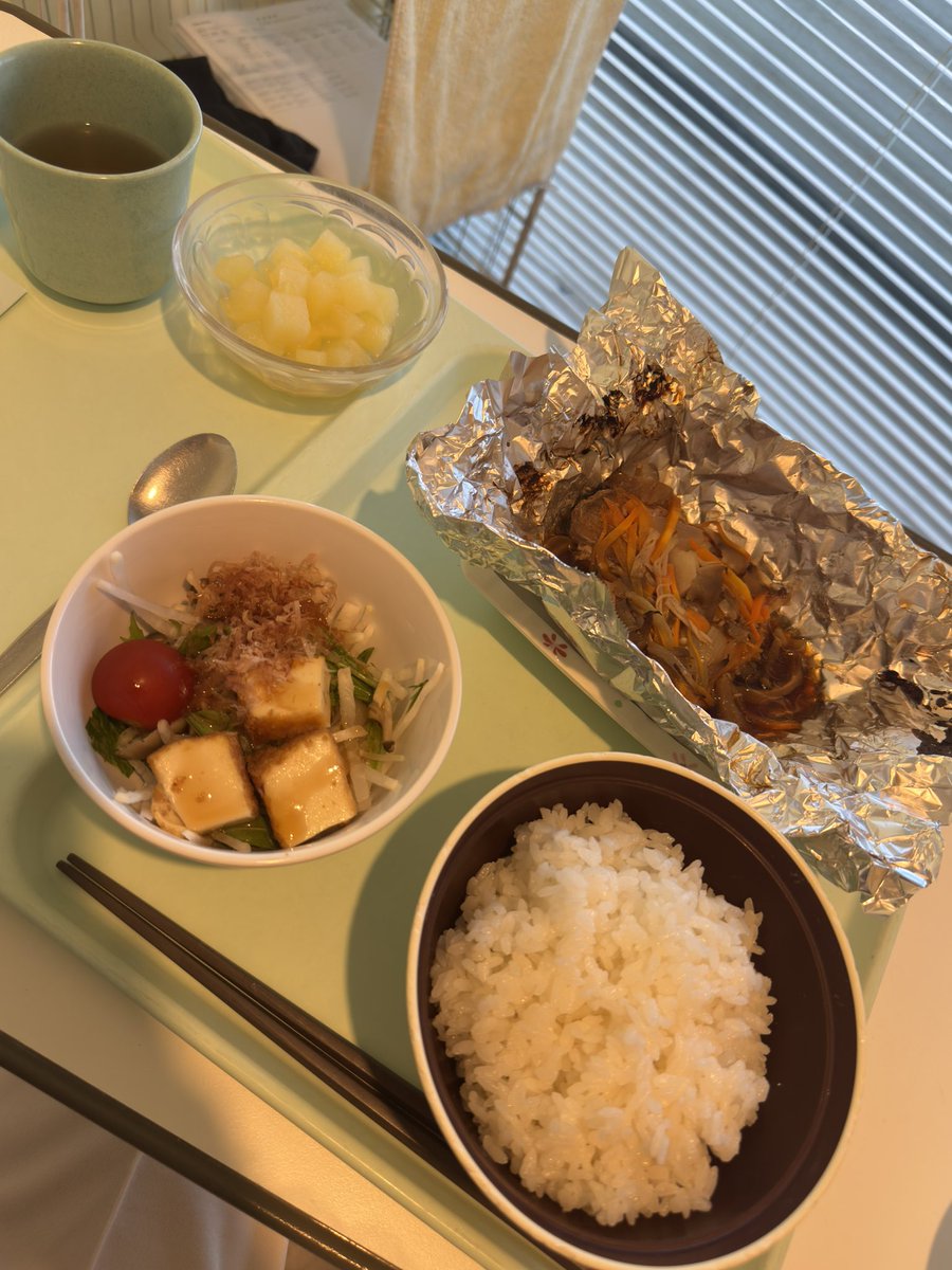 yuto_caad13's tweet photo. なんか日々に夕食が豪華になってる気がする。アルミホイル焼きなんて出るのか病院食スゲェな https://t.co/0d6qBLXCNg