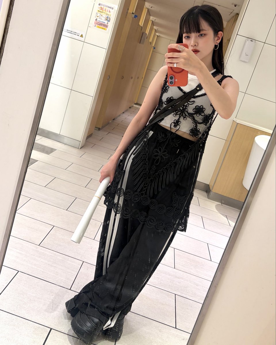 hio_373's tweet photo. 田口くんのライブ行ったらまさかのポスターくれてこのスタイルで家まで帰ってきた
広げて歩いた方がよかったか https://t.co/XwEEwjmoCC