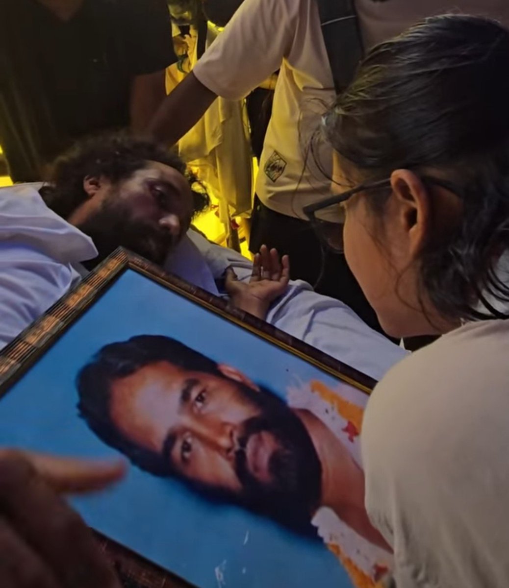 worshipVK's tweet photo. Neha Bora will never forget Jharkhand 🚨

She straightaway went to meet Devendra Mahato, who's on hunger strike. She told him she had come there just for him.

He said something but she didn't listen. He repeated again "Don't come here, please. You guys will make this protest a political agenda."

She got shocked and started arguing with him, tell him to change his thinking. People there didn't like the way she was shouting.

People around mahato told her to move off the stage. Poor Neha, she got humiliated by everyone in Jharkhand. Glad that every student there knows the reality of this anti national gang 🙏