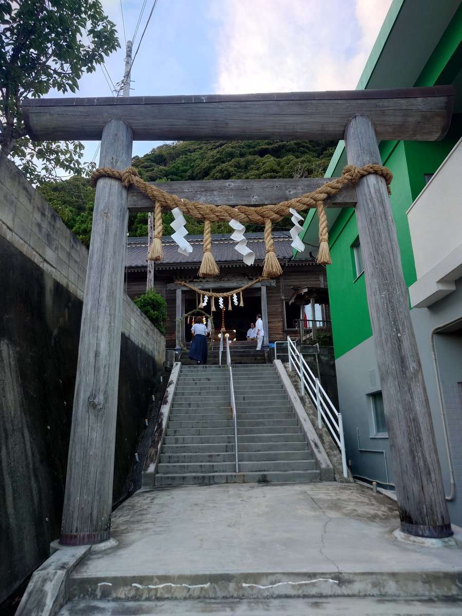 kanetakasuisan's tweet photo. ここのところ色々と不調というか嫌な感じが続いていたような気がしますが、夏越の大祓で祓ってもらいました✨
毎年、天津神明神社の皆さまが須賀神社へ出張？で来ていただけるので家族全員でお参りするのが恒例となってます😙

心機一転❗️
体調に気をつけながら夏を乗り越えるぞ🙆 https://t.co/pU3Ss1fkMw