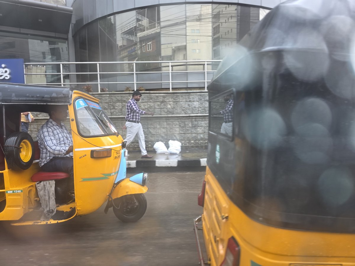 poopoonga's tweet photo. Water logging on Nelson Manickam road for this moderate shower https://t.co/3qnWpQiYis