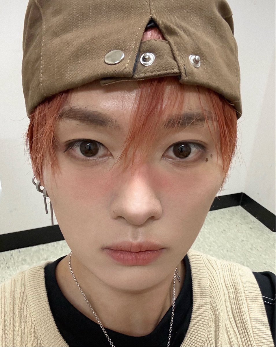 userlinoring's tweet photo. THEY LOOK THE SAME 😭😭😭💛 https://t.co/sLChZEeerd