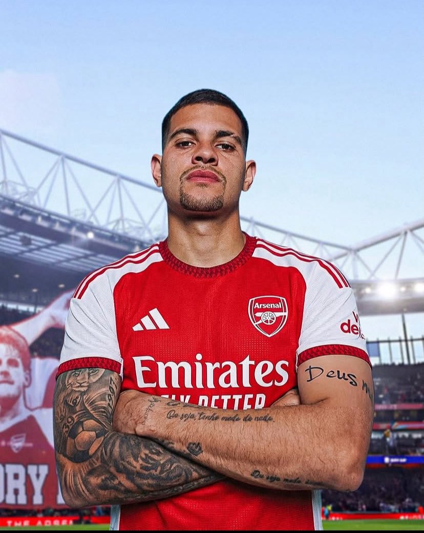 ArsenalRadar's tweet photo. 🚨 𝐁𝐑𝐔𝐍𝐎 𝐆𝐔𝐈𝐌𝐀𝐑𝐀̃𝐄𝐒 𝐀𝐍𝐍𝐎𝐔𝐍𝐂𝐄𝐌𝐄𝐍𝐓 𝐄𝐗𝐏𝐄𝐂𝐓𝐄𝐃 𝐓𝐎𝐃𝐀𝐘. 🔴⚪️

The Brazilian has 𝐚𝐥𝐫𝐞𝐚𝐝𝐲 𝐛𝐞𝐠𝐮𝐧 𝐭𝐫𝐚𝐢𝐧𝐢𝐧𝐠 𝐚𝐭 𝐒𝐨𝐛𝐡𝐚 𝐑𝐞𝐚𝐥𝐭𝐲 𝐓𝐫𝐚𝐢𝐧𝐢𝐧𝐠 𝐂𝐞𝐧𝐭𝐫𝐞 with his new teammates.

Arsenal are 𝐬𝐭𝐢𝐥𝐥 𝐢𝐧 𝐭𝐡𝐞 𝐦𝐚𝐫𝐤𝐞𝐭 𝐟𝐨𝐫 𝐫𝐞𝐢𝐧𝐟𝐨𝐫𝐜𝐞𝐦𝐞𝐧𝐭𝐬, and their interest in Cristian Romero remains regardless of the Bruno deal.

Romero was reportedly 𝐕𝐄𝐑𝐘 𝐎𝐏𝐄𝐍 𝐭𝐨 𝐣𝐨𝐢𝐧𝐢𝐧𝐠 𝐀𝐫𝐬𝐞𝐧𝐚𝐥.

🗞️ @HandofArsenal

#afc