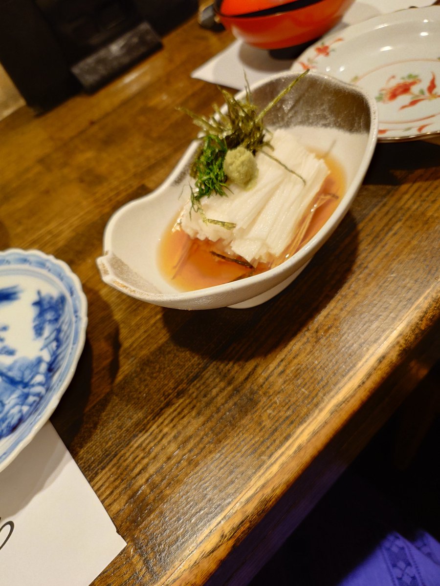 SinoRra's tweet photo. 旦那様が優しすぎて、夜飲みなう🍶´-

お通しが豪華過ぎて、これいいんすか？？ってなってる🍄

長芋も細くてうまうまうまうま～。 https://t.co/tventwE3rH