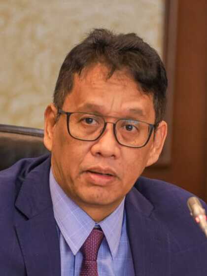 abulmuzaffar10's tweet photo. Purbaya. Daripada ente sibuk ngejar yg kecil-kecil kek pajak kontrakan.
Mending terapin pajak kekayaan.

Seluruh orang superkaya, mau dari kubu 9 naga, 9 haji atau 9 jenderal, lu pajakin aset-asetnya.

Cukup 2% aja. Lu bisa dapat ratusan triliun.

Kalau kata CELIOS, jika 50 orang terkaya di Indo dipajakin 2%, potensi penerimaannya 93 T.

Bayangin itu 50 orang doang loh.

Memperluas basis pajak kontrakan bisa mengakibatkan harga sewa kontrakan naik. Siapa yang rugi?

Lagi-lagi kelas menengah di perkotaan. Dan ini bisa bikin situasi di perkotaan makin panas. 

Jangan lupa juga, yang lagi punya KPR sedang pusing sama suku bunga tinggi yang ngefek ke bunga floating.

Ilustrasi: ALEXA dan PIXABAY
FOTO: WIKIMEDIA (Fahdi Kasmiri)