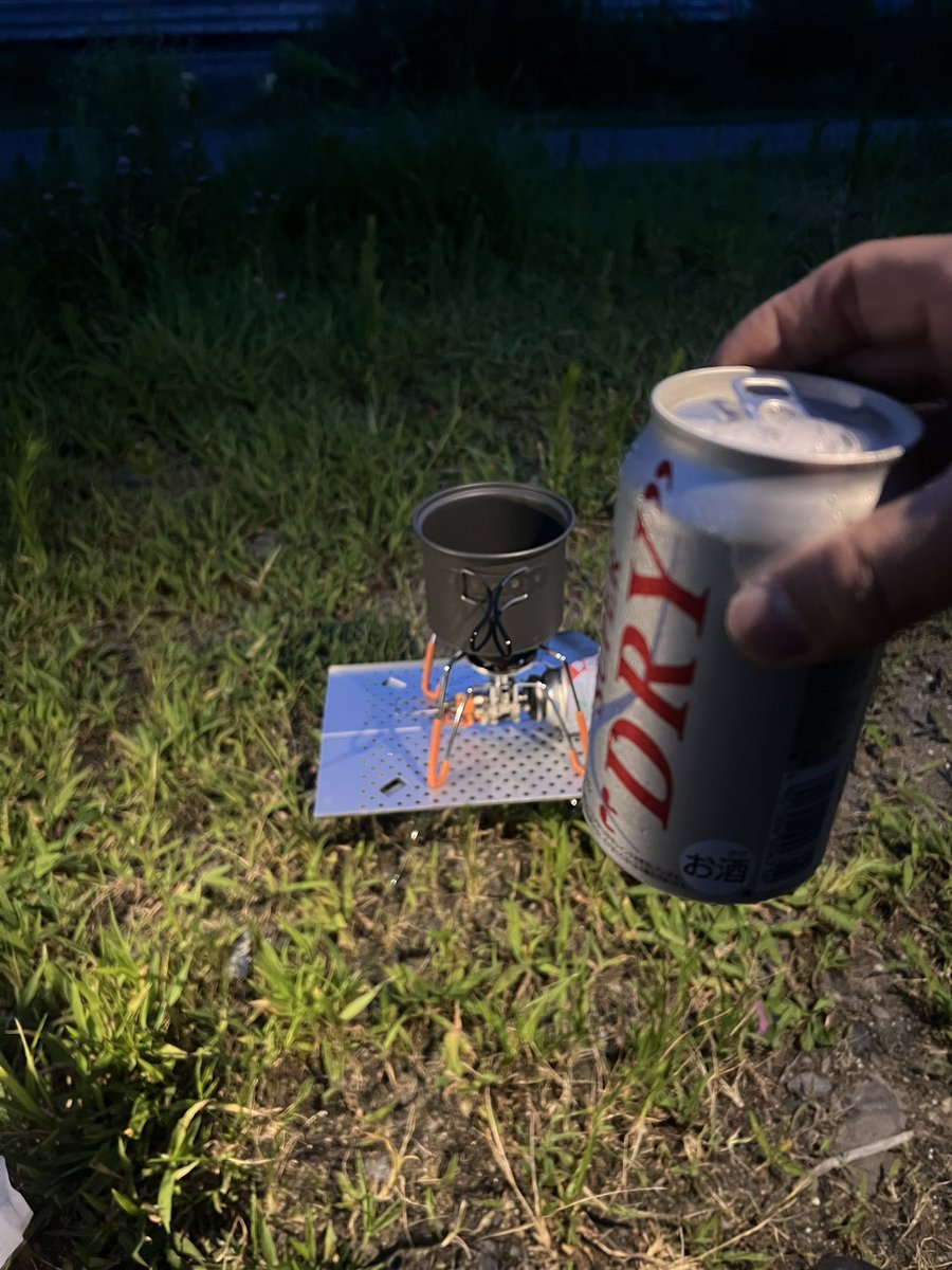 tsumocchan's tweet photo. さぁ、飲りますか🍺

今夜は野営場
0円🏕️

#バイクキャンプ 
#バイク旅
#ソロキャンプ
#野営 https://t.co/vr9gWERS5V