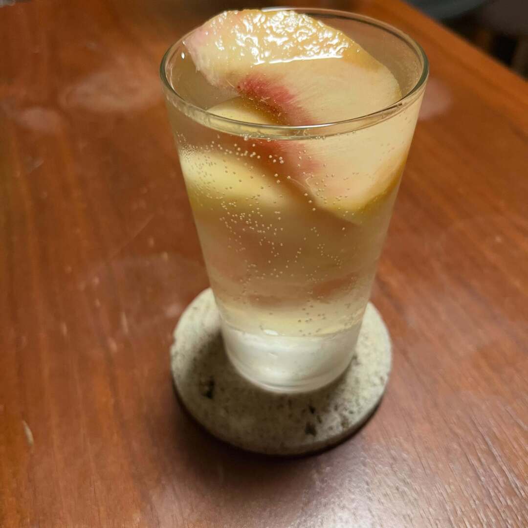 ruscotar's tweet photo. 福島で買ってきた桃を凍らせて氷代わりにした桃のジントニック♪ https://t.co/KondHPk3ZJ
