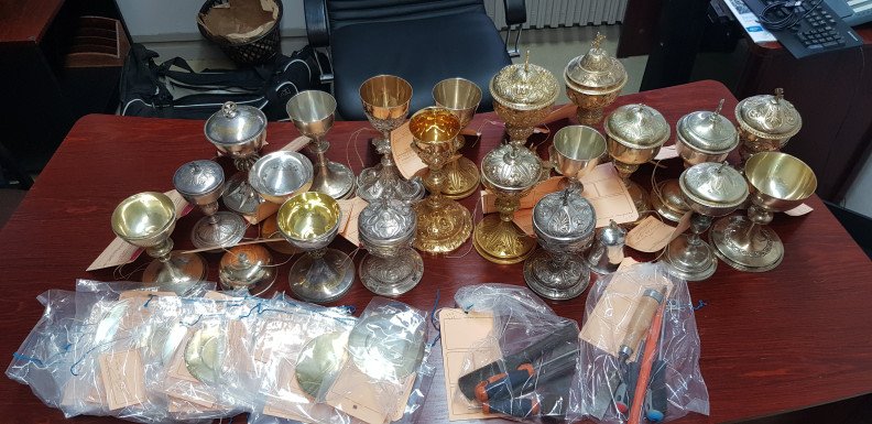 lechochretien's tweet photo. 🔴🇫🇷 𝗔𝗟𝗘𝗥𝗧𝗘 𝗜𝗡𝗙𝗢 — Un contrôle routier à Stains, en Seine-Saint-Denis, a permis la découverte d'une importante quantité d'objets religieux DÉROBÉS dans des églises et des cimetières, dans le coffre d'un fourgon surchargé.

Les deux occupants du véhicule, de nationalité roumaine, ont été interpellés sur place et placés en garde à vue pour RECEL DE VOL.

(Source : Police & Réalités)