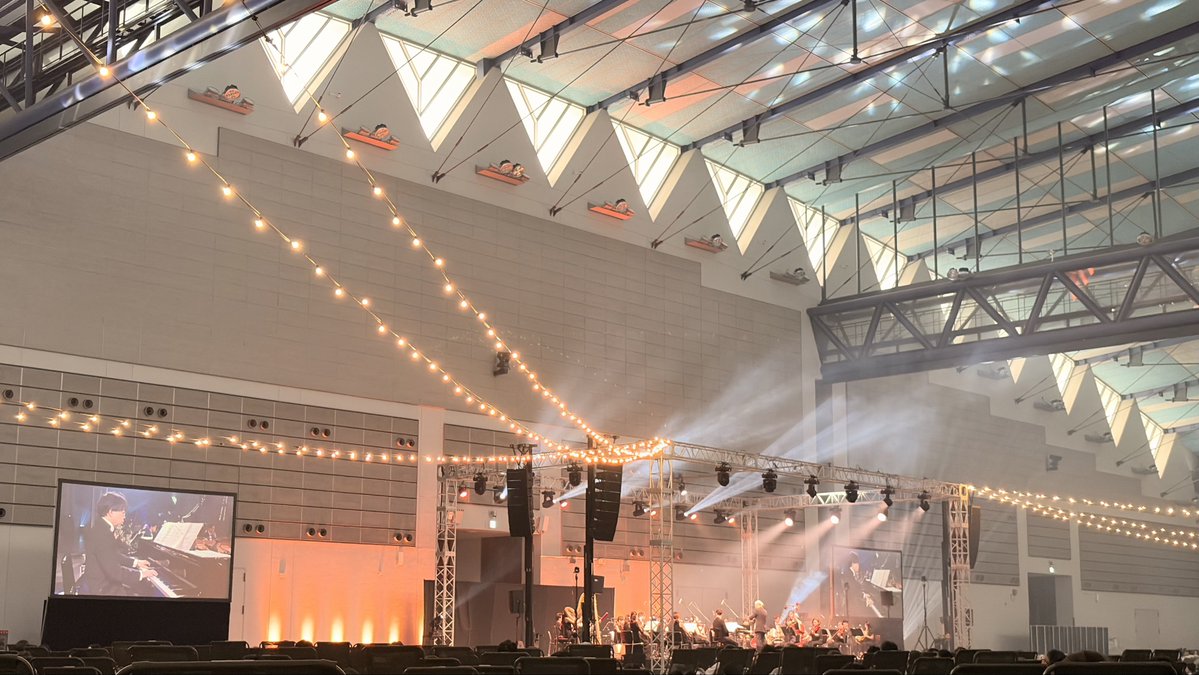 tcom333333_'s tweet photo. 寝そべってもOK飲食しながらOK自由にオーケストラを楽しむ『CHILL CLASSIC CONCERT』に行ってきた！
楽しみにしてた初チルクラシック🎶🎻
こんな素敵な生演奏を本当に寝ながら聴いていいのかと不安になるあおぱぺ https://t.co/VTvjyhFyFD