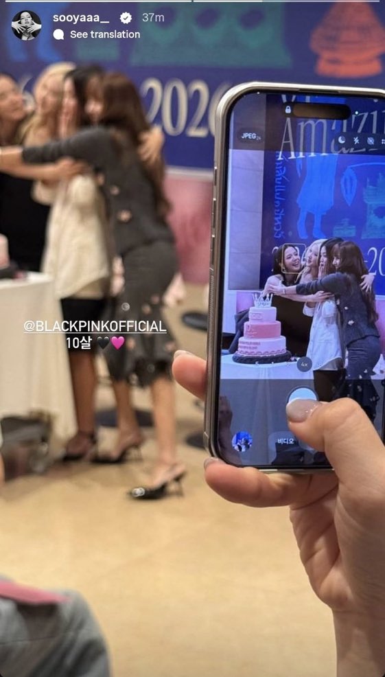 sooyaserve's tweet photo. JISOO is unintentionally so funny like posting a fan’s camera POV after YG refused fans to film the event and she told them film whatever they want 😭 https://t.co/SOcl64YKfP