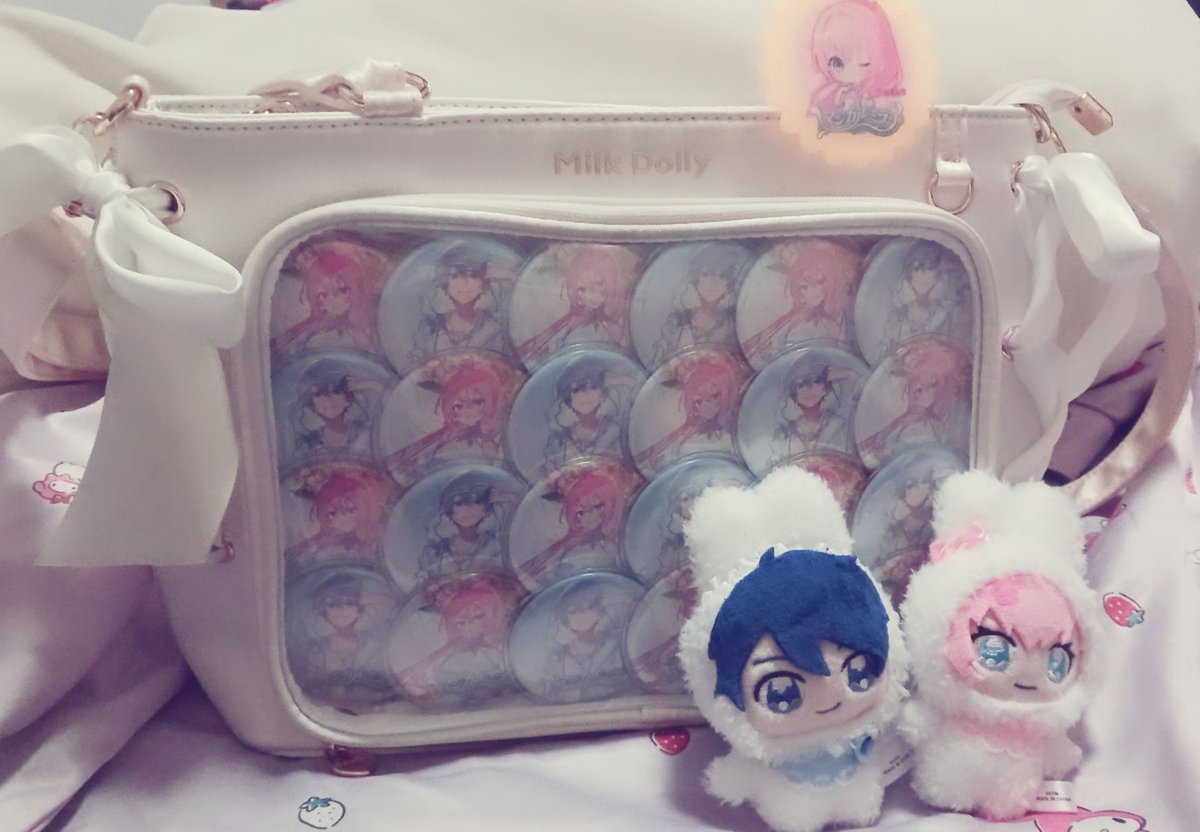 52nym_kl's tweet photo. ミニ痛バの方できた！
蓄光バッジちょっと寂しいからロゼット作りたい気持ち https://t.co/fsSc5Old5G
