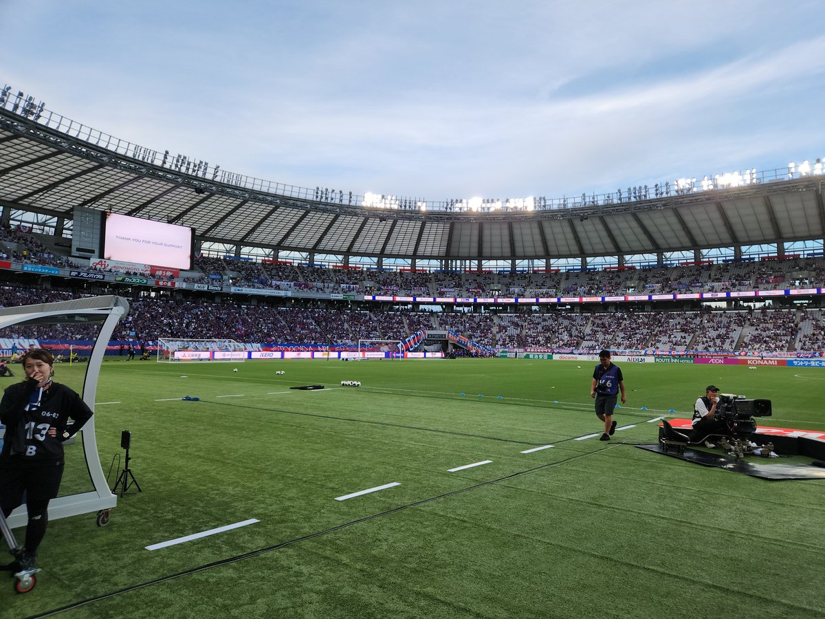 hanehide's tweet photo. なんも知らないのにFC東京開幕戦のピッチに立っている
帰宅部なのに…… https://t.co/OF8qdCNc7L