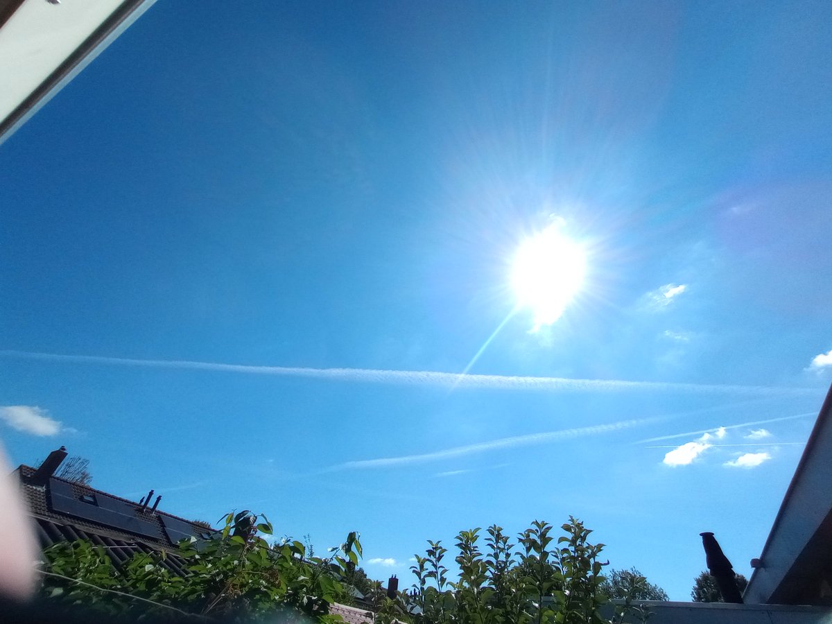 shineblackalgiz's tweet photo. @gewooncin Waarom hangen deze trails weer in de lucht na meer dan 3 weken praktisch niets te hebben gezien? https://t.co/1k8JHUsX9c