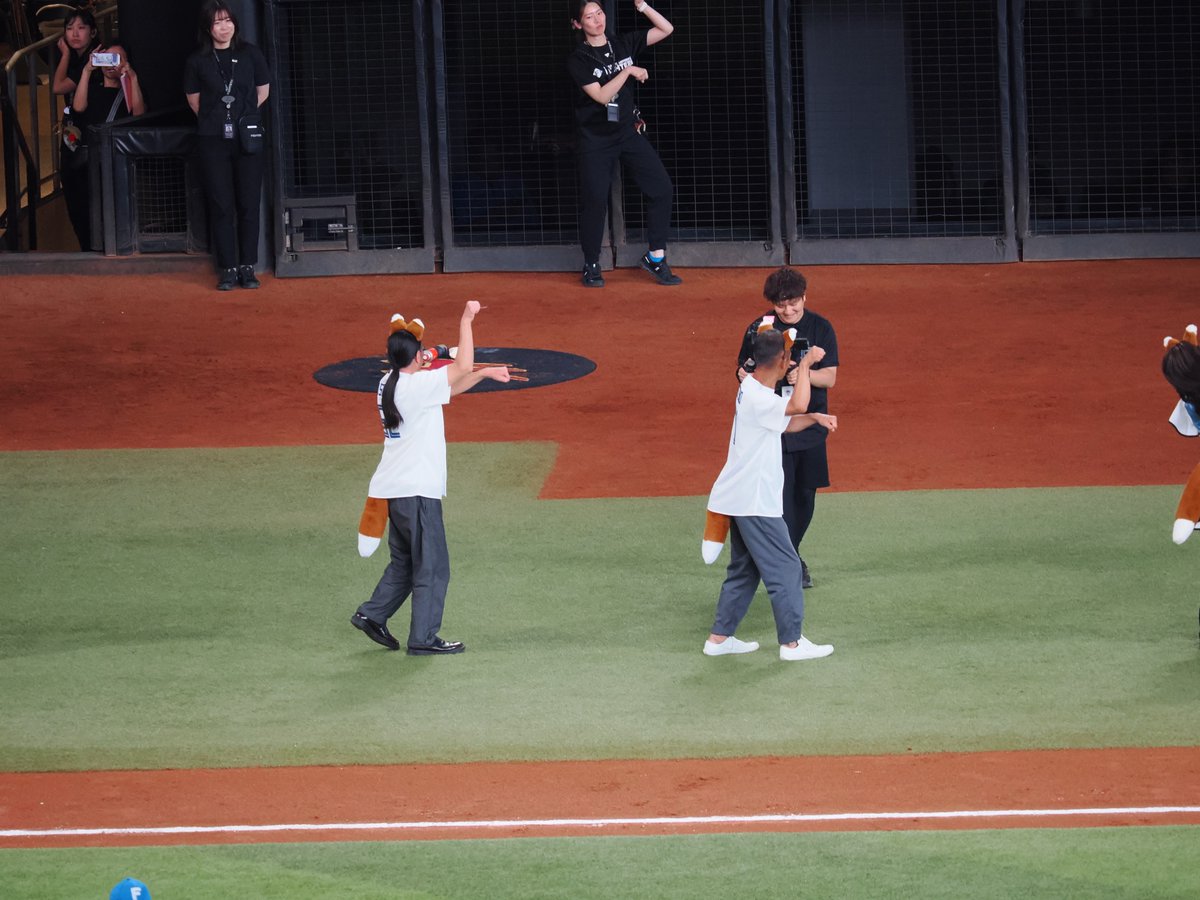 ishikari_P's tweet photo. 本日のファイターズ戦の写真。
試合開始前、キッズスターターの子と万波選手。
笑い飯のお二人のきつねダンス。
久しぶりの捕手郡司。アナウンスの「田宮に代わりまして〜」で！？ってなったけど、そういえば捕手だったね郡司選手。
2回無失点の孫投手。 https://t.co/sIG9Q2Lye6