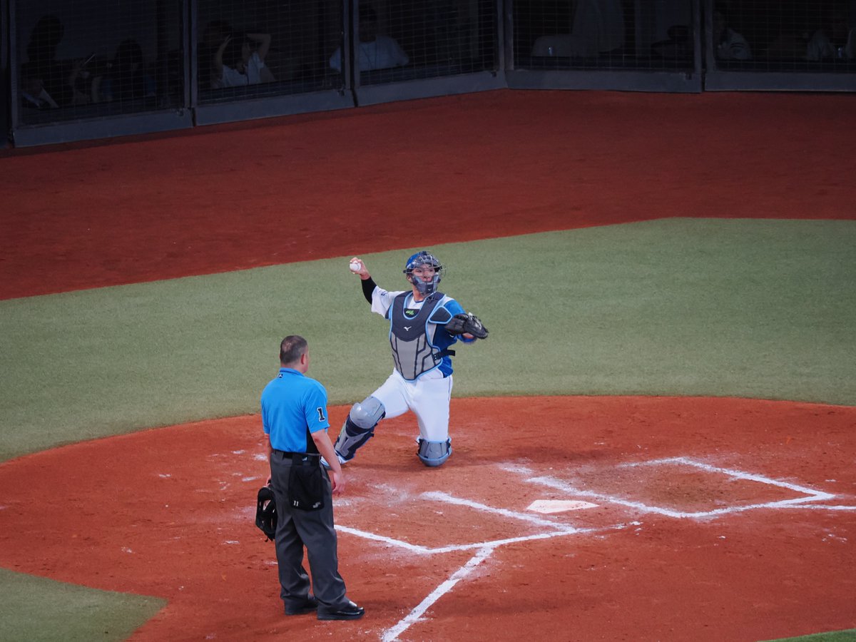 ishikari_P's tweet photo. 本日のファイターズ戦の写真。
試合開始前、キッズスターターの子と万波選手。
笑い飯のお二人のきつねダンス。
久しぶりの捕手郡司。アナウンスの「田宮に代わりまして〜」で！？ってなったけど、そういえば捕手だったね郡司選手。
2回無失点の孫投手。 https://t.co/sIG9Q2Lye6
