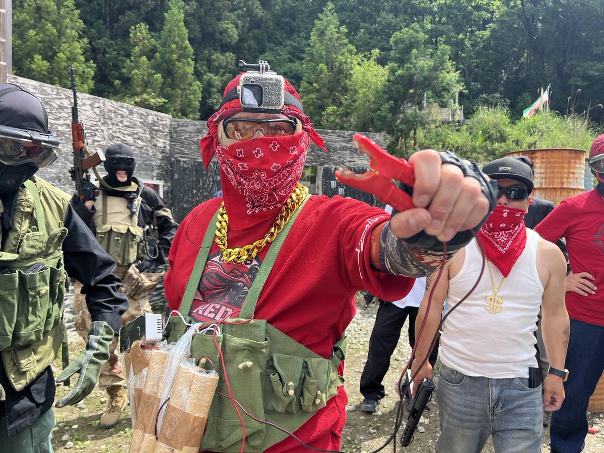 SWATSquadDrill's tweet photo. 現在の参加確定41人越えました！
内訳は警察17人、犯罪者24人です！

開催日はまだ先ですが引き続き募集しておりますので是非ご参加よろしくお願いします🙇

SPゲスト
穂星スピナ(@SupinaSuisei )様
胡桃さらり(@SarariKurumi )様

企画詳細は↓のツイプラからお願いします。
https://t.co/wBjiFVWrgX https://t.co/vzinGLzkUg