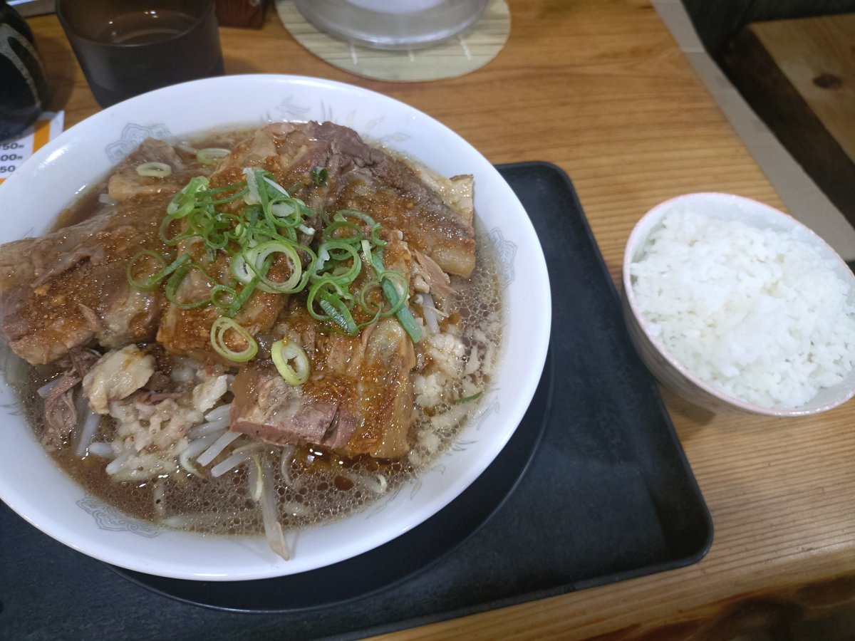 universal_retz's tweet photo. 吉備津神社に寄り今日の行脚は終了です。明日も早いのでラーメンザウルスしたら家へは会社のカードで新幹線で帰りましょう https://t.co/d37wHDghXB