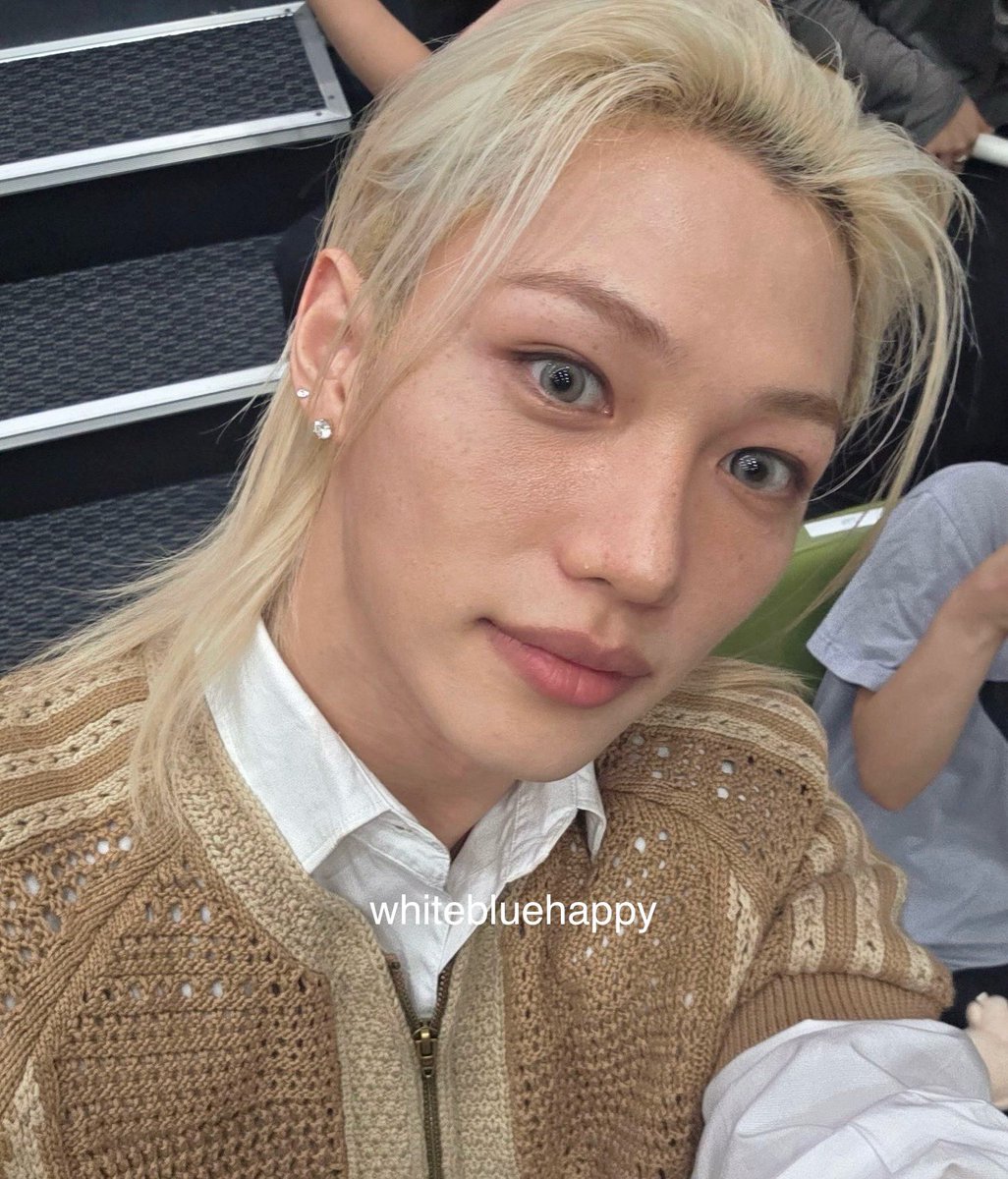 whitebluehappy's tweet photo. 용복이한테 셀카찍어달라고 하니까 바로 나랑 찍을려고 각도잡길래 화면안에서 손 겁나흔들어가지고 아니아니아니아니 너만!!! 하니까 아 나만!? 하면서 내가 아는 그 각도(ㅋㅋㅋㅌ)1초만에 잡고 찌거줌 내천사….. https://t.co/gDrwzC1K5n