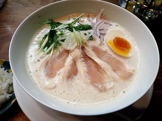 toshizou_omu's tweet photo. 【食べたあとも忘れない3店】

美味しいラーメンはあるけど
時間が経っても思い出す一杯は意外と少ない。

🥉 鶏白湯そば 彌（大阪・鶴見）

まろやかなのに、
鶏の旨みはしっかり濃い。

🥈 鶏白湯そば 岸良（大阪・吹田）

口当たりはまろやかでも、
鶏の旨みがしっかり追いかけてくる。

🥇第1位↓ https://t.co/DlEqNAywNl