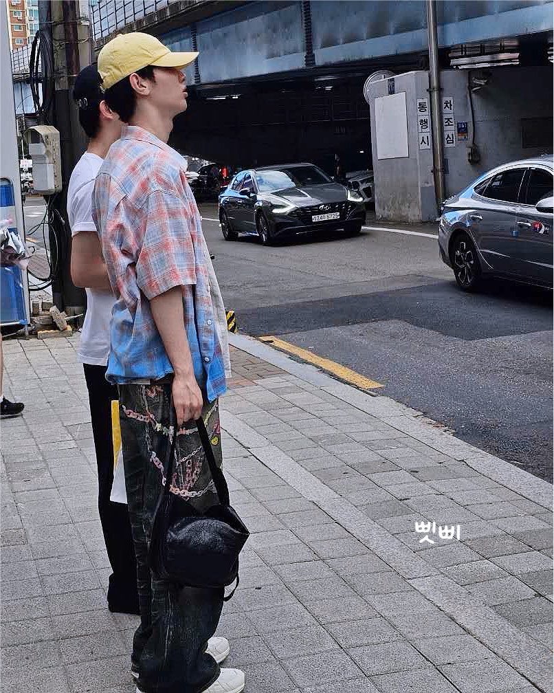 haoscan's tweet photo. jjangdamz went on a shopping date today and it was zhang hao’s first time riding a bus since debut 😭

🎻 a bus!! i took one for the first time in 4 years
🎻 i found that i can ride the bus using my credit card!!

🐿️ today when he tapped his card and got on the bus, he looked really proud of himself ㅋㅋㅋ
🐿️ cute 
🐿️ ‘would my card work too….’ fumbling around like this ㅋㅋㅋㅋ