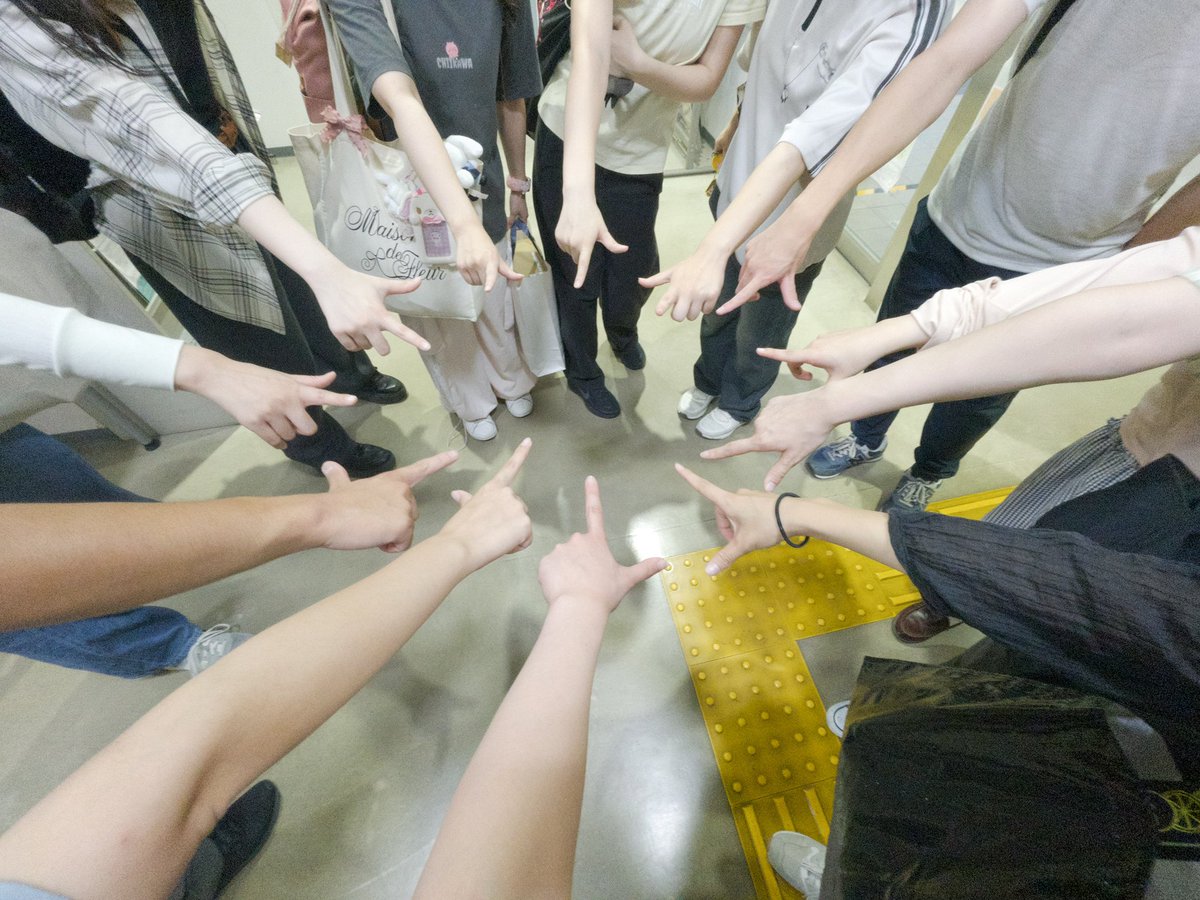 misudo_tabeyou's tweet photo. 本日最後の練習でした！いよいよ明日が本番です！盛りだくさんのステージをお楽しみに🌈✨ https://t.co/5KDdiOPYzL