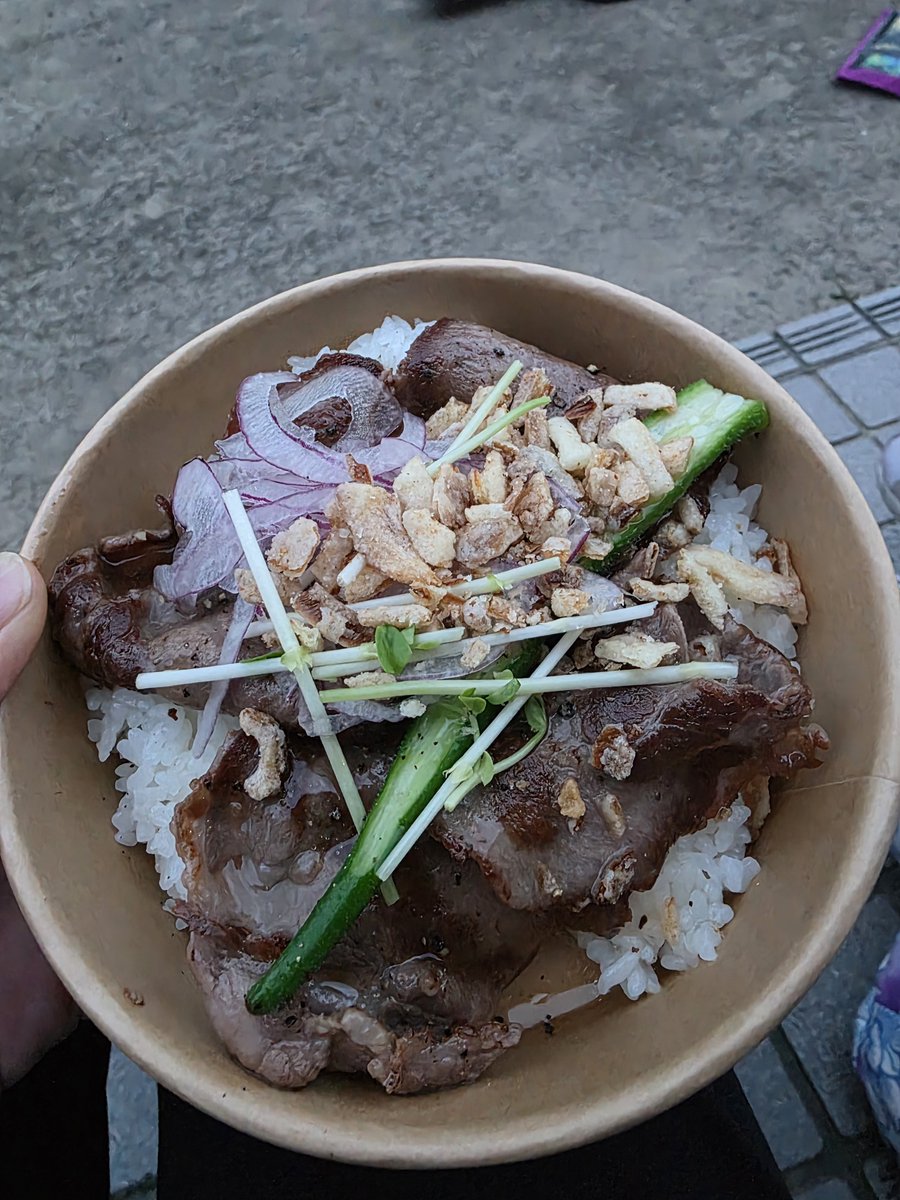 Ryo_VALOBO's tweet photo. 夏祭りの牛タン丼！
外で食う飯はなんでもうめー https://t.co/OqcGyiYZiL