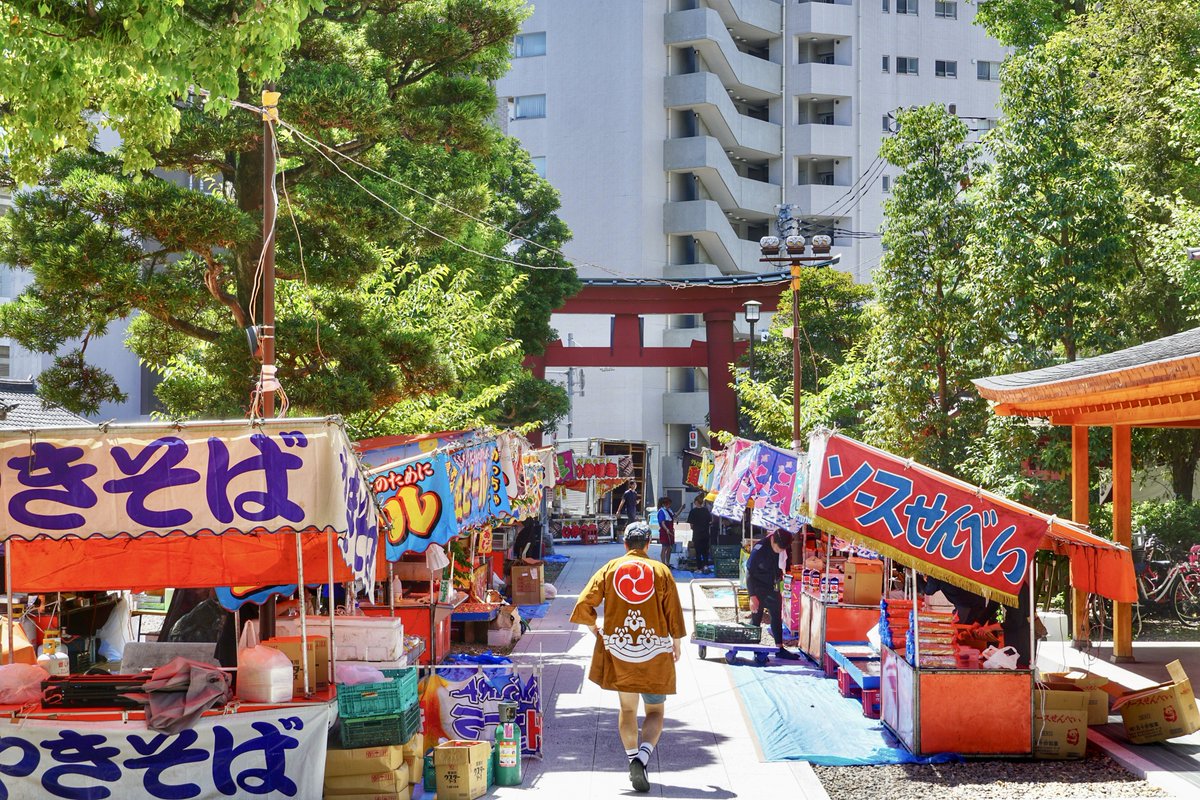 jinjamemo's tweet photo. 蒲田八幡神社。大田区蒲田。
旧新宿村(蒲田)の鎮守。

8月8日・9日は例大祭。本日限定授与の「例大祭限定御朱印（令和八年八月八日仕様）」を頂きました。書き置きのみ。

本日は令和八年八月八日の8並び。例大祭御朱印は八の文字が全て金文字になった本日限定���特別仕様になっています。

例大祭は9日も開催さ��ますが御朱印は別仕様になります。例大祭限定ですのでよかったら明日もぜひ。

参道には露店が並びます。両日各町子供神輿の巡行あり。宮神輿の巡行があります。蒲田の夏祭り。毎年例大祭で参拝しているのですが今年も無事参拝できました。

※例大祭期間中以外の平時は直書きや兼務社5社の書き置き御朱印も頂けます。

.....

八と言う数字。末広がりの形から将来繁栄や発展が続くことを意味する縁起の良い数字として知られます。

八幡様にも八がついていますので八幡神社に参拝された方も多いのでは。

また古来より日本では八という数字は数がたくさんあることや無限といったニュアンスでも使われました。

例えば「八百万（やおよろず）の神々」なんて言い方をしますが、これは800万という具体的な数��はなく数えきれないほど無限に多いことを意味しています。

他にも八重垣、八重桜、八雲なんて言葉も。これは垣根や花びらや雲が8重という意味ではなく、幾重にも重なって厚い（多い）様子を指しています。

日本神話などでも八を特別視多く見られます。

例えば三種の神器
八咫鏡（やたのかみ・鏡）
八尺瓊勾玉（やさかにのまがたま・玉）
草那芸之大刀（別名：八重垣剣・剣）

スサノオが退治した八岐大蛇（ヤマタノオロチ・8つの頭と尾）。スサノオが詠んだ日本最古の和歌「八雲立つ 出雲八重垣 妻籠みに 八重垣作る その八重垣を」などなど。
 古来より日本では八と言う数字が特別な力を持つ数字だった事がよく分かります。

そうした特別な八と言う数字だからこそ、皆さん色々参拝されたのだと思います。良い神縁があります��うに。

.....

蒲田八幡神社は慶長五年（1600）を��建年としている蒲田の中心的な神社です。

慶長年間（1596年-1615年）に蒲田村が分村。それまでの蒲田村は北蒲田村となり、分村した村が新宿村となります。この新宿村（蒲田新宿）の鎮守として創建したのが当社です。

元々の蒲田村鎮守とされていたのは薭田神社（ひえだじんじゃ）という延喜式内社に比定される古社「薭田神社」。（現在は当社の兼務社になっています）分村の際に薭田神社より勧請して当社が創建されました。蒲田新宿と呼ばれた地の鎮守でしたので古くは新宿八幡神社とも。

現在のような蒲田の中心的な神社となるのは戦後のこと。

戦時中の蒲田一帯は城南大空襲と呼ばれる大規模な空襲によって焼け野原に。当社も社殿が焼失するなどしています。

再興にあたり戦後の昭和二十四年（1949）に「新宿八幡神社」から現在の「蒲田八幡神社」へ改称。戦後復興していく蒲田の中心にあったため蒲田の名を付けたと言います。蒲田駅、京急蒲田駅からも比較的近かったため蒲田一帯の鎮守として崇敬されるように。

更に2017年から2020年にかけて社殿の改修や境内整備が行われて境内が一新。現在の綺麗な姿に生まれ変わりました。

注目ポイントは八幡造の本殿。都内では珍しい八幡造。2棟の建物を前後に連結させてひとつの社殿としたものを八幡造といいます。

「宇佐神宮」上宮本殿（現・大分県）や「石清水八幡宮」上院社殿（現・京都府）といった国宝指定の社殿が八幡造の代表として知られていて八幡信仰の古い社殿に見られる造り。当社の本殿も2棟の建物が連結されているので注目してみて下さい。

そんな当社は今では蒲田周辺の5社の兼務社を抱える中核神社となっています。この兼務社はいずれも当社で御朱印も頂けます。（例大祭期間中は頂けません）

その兼務社のうちの1社が薭田神社。元々は蒲田村の鎮守であり当社も薭田神社から勧請されたのですが、今は当社が本務社となっているという逆転現象に。蒲田の時代の変遷が伝わり面白いです。

蒲田周辺の5社の兼務社と当社含めて6社の御朱印巡りをされる方も多く、その気になれば歩いて巡れますので蒲田の神社巡りもオススメです。いずれもカラフルで可愛らしい御朱印なのでよかったらぜひ。

※例大祭期間中は例大祭御朱印のみの授与ですので兼務社の御朱印を頂きたい場合はずらして参拝して下さい。
#御朱印 #限定御朱印