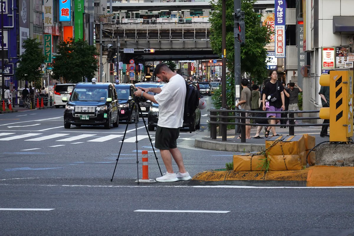 sangouel's tweet photo. 海外から秋葉原へ来られる方々。道路に三脚を立てて撮影する行為は危険なだけではなく犯罪です。
この方は警官に注意され移動しましたが、警官がいなくなると再び撮影を行っていました。このような事は決して行わないようお願いいたします。 https://t.co/LgU1YAn9Md