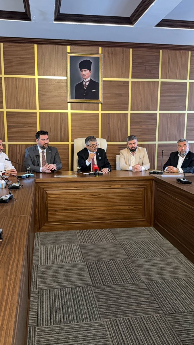 kirikkaleaparti's tweet photo. 🗝️Anahtar Parti Genel Başkan Yardımcımız Hayati Çetin ile  Kırıkkale’mizin güzide basın mensuplarının eşlik ettiği bir basın toplantısı gerçekleştirdik. Ülkemiz ve memleketimiz adına sorun ve çözümleri konuştuk. 
Derdimiz bir vatan, millet sevdası

#anahtarparti #kırıkkale https://t.co/wqB0g1whIR