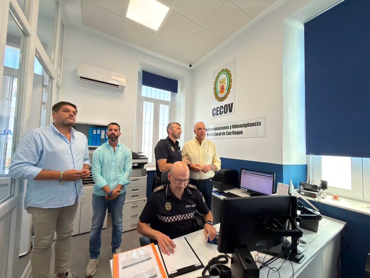 Ayto_SanRoque's tweet photo. 👮‍♀El Ayuntamiento continúa reforzando los medios de la Policía Local para mejorar la seguridad ciudadana🔴
El alcalde de San Roque, Juan Carlos Ruiz Boix, ha visitado las instalaciones de la Jefatura de la Policía Local, donde ha destacado las inversiones que el Ayuntamiento viene realizando tanto en la mejora del edificio como en la incorporación de nuevos medios técnicos y materiales con el objetivo de reforzar la seguridad ciudadana.
https://t.co/bTFY4VzIfP
#SanRoqueMasSegura
#CanalSanRoqueMultimediaRTVM
CANAL SAN ROQUE & MULTIMEDIA RTVM
MÁS VÍDEOS Y NOTICIAS EN:
https://t.co/QiLc9OWq7e
https://t.co/SJwJ1wANBu