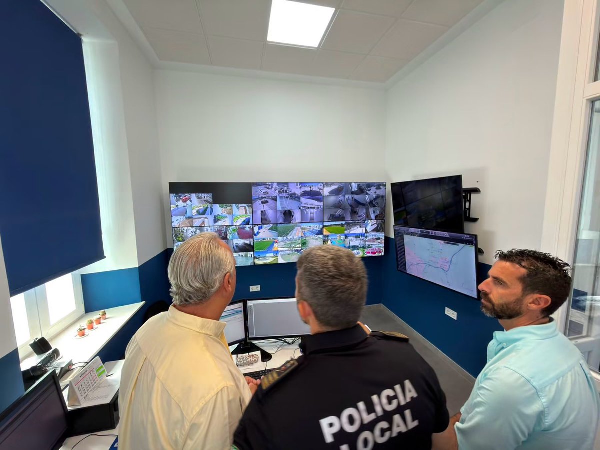 Ayto_SanRoque's tweet photo. 👮‍♀El Ayuntamiento continúa reforzando los medios de la Policía Local para mejorar la seguridad ciudadana🔴
El alcalde de San Roque, Juan Carlos Ruiz Boix, ha visitado las instalaciones de la Jefatura de la Policía Local, donde ha destacado las inversiones que el Ayuntamiento viene realizando tanto en la mejora del edificio como en la incorporación de nuevos medios técnicos y materiales con el objetivo de reforzar la seguridad ciudadana.
https://t.co/bTFY4VzIfP
#SanRoqueMasSegura
#CanalSanRoqueMultimediaRTVM
CANAL SAN ROQUE & MULTIMEDIA RTVM
MÁS VÍDEOS Y NOTICIAS EN:
https://t.co/QiLc9OWq7e
https://t.co/SJwJ1wANBu