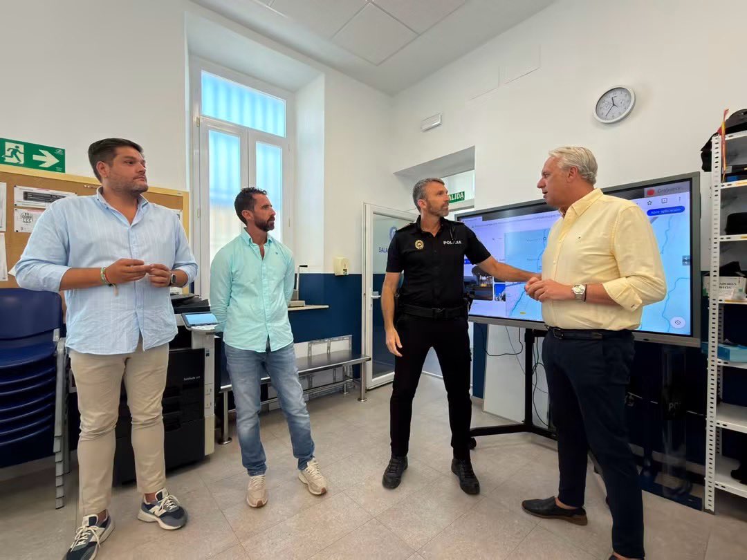 Ayto_SanRoque's tweet photo. 👮‍♀El Ayuntamiento continúa reforzando los medios de la Policía Local para mejorar la seguridad ciudadana🔴
El alcalde de San Roque, Juan Carlos Ruiz Boix, ha visitado las instalaciones de la Jefatura de la Policía Local, donde ha destacado las inversiones que el Ayuntamiento viene realizando tanto en la mejora del edificio como en la incorporación de nuevos medios técnicos y materiales con el objetivo de reforzar la seguridad ciudadana.
https://t.co/bTFY4VzIfP
#SanRoqueMasSegura
#CanalSanRoqueMultimediaRTVM
CANAL SAN ROQUE & MULTIMEDIA RTVM
MÁS VÍDEOS Y NOTICIAS EN:
https://t.co/QiLc9OWq7e
https://t.co/SJwJ1wANBu