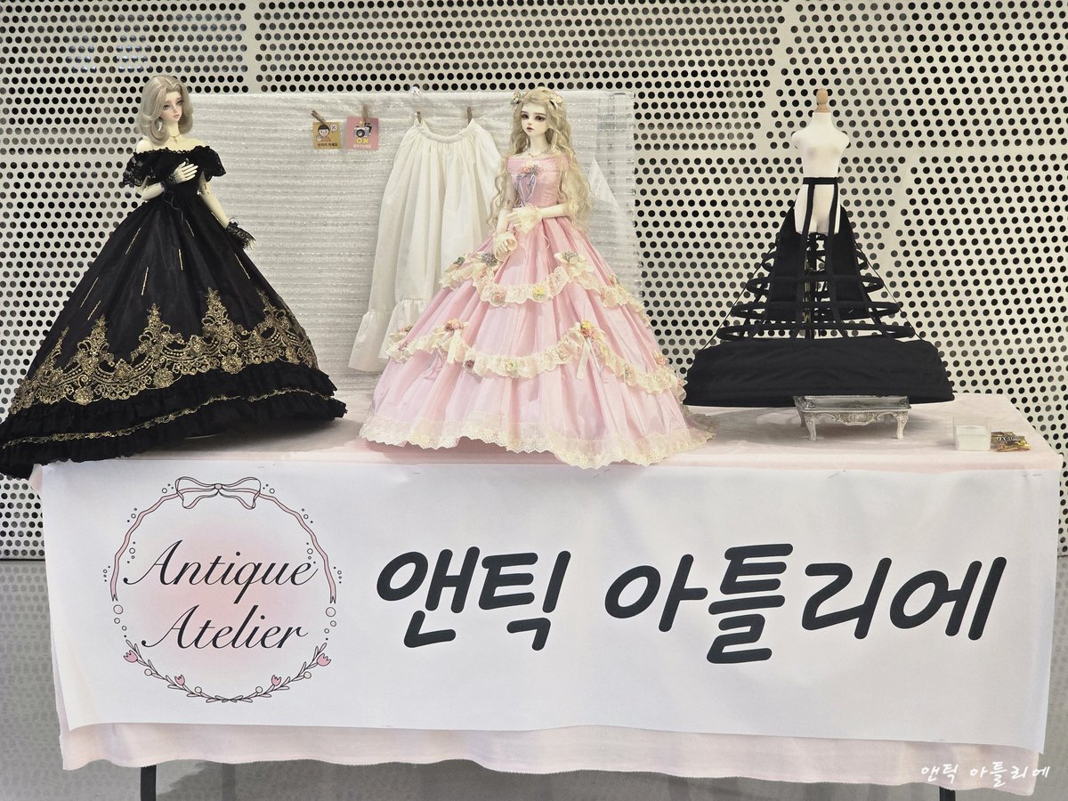 _antiqueatelier's tweet photo. 안녕하세요 앤틱 아틀리에입니다.

오늘 부스 방문해주신 모든 분들께 감사인사 드립니다.
다음 기회에 또 뵈어요. 🤗

무더운 여름 건강 잘 챙기시고 다음 선주문 공지로 찾아뵐게요.
감사합니다. 😊🥰 https://t.co/aOuUdP1jm2