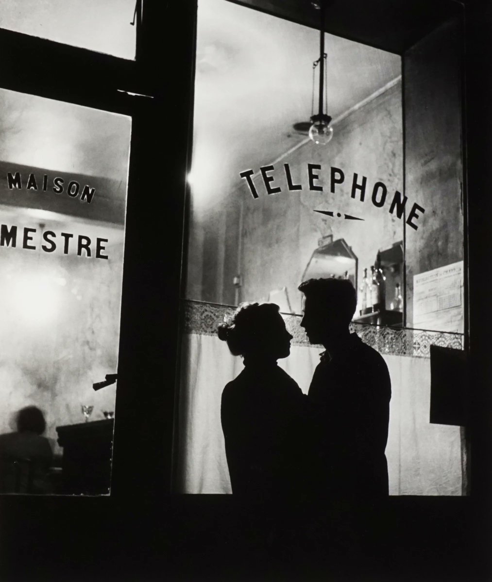 eyeonaxis's tweet photo. Love story in Ménilmontant, Paris, France. 1957, by Willy Ronis https://t.co/FYfQQVI19x