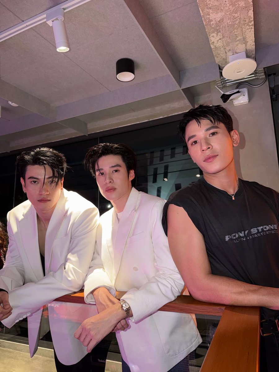 littlemeowbae's tweet photo. น้องพีคเก่งอะ เอาแฟนเก่า แฟนใหม่มาเจอกันได้ ถ่ายรูปร่วมเฟรมไปเลย 1 พี่ศศินที่หนูเลือกเองกับมือ T o T https://t.co/yFCgwMxg5Z