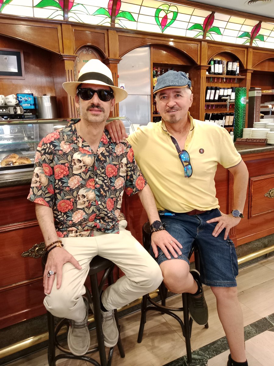 antoniocruz_r's tweet photo. Encuentros con buenos amigos (Ámsterdam, Granada y Aguadulce): el escritor y traductor Erik Bindervoet; Jesús Isaías Gómez, profesor de Literatura inglesa, traductor y especialista en literatura distópica, y con Roger Wolfe. #Bindervoet #JesúsIsaíasGómez #Orwell #RogerWolfe https://t.co/YQr7zExv3d