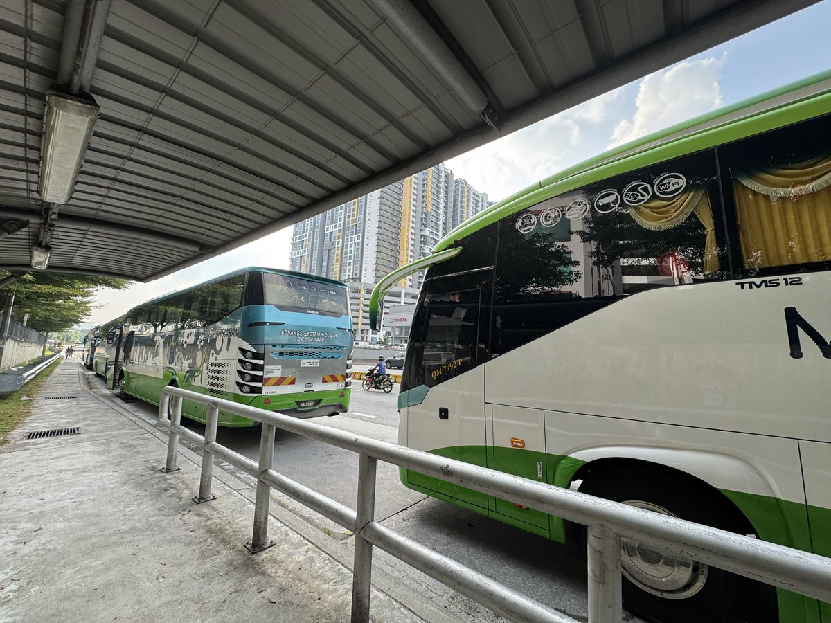 paulinespeed's tweet photo. @JPJ_Malaysia @PDRMsia_Trafik Boleh ke bas parking di Bus Stop sampai bas MRT enggan berhenti di bus stop untuk orang yang nak naik bas? https://t.co/eLGbAXKXLJ