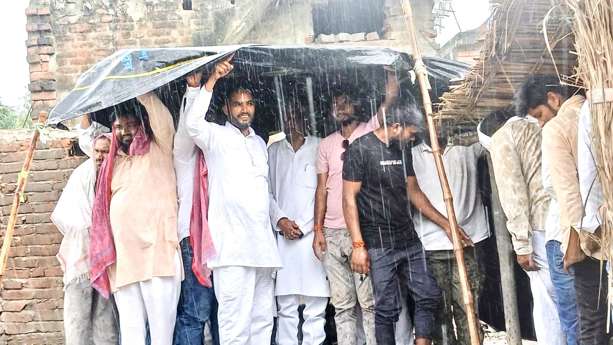 jai_anchal's tweet photo. गोपालनगर टाड़ी- बैरिया में बाढ़ व कटान पीड़ितों के बीच।
#AkhileshYadav #gopalnagar #bairiya #ballia #JaiPrakashAnchal #UttarPradesh https://t.co/WMBpG7K91c