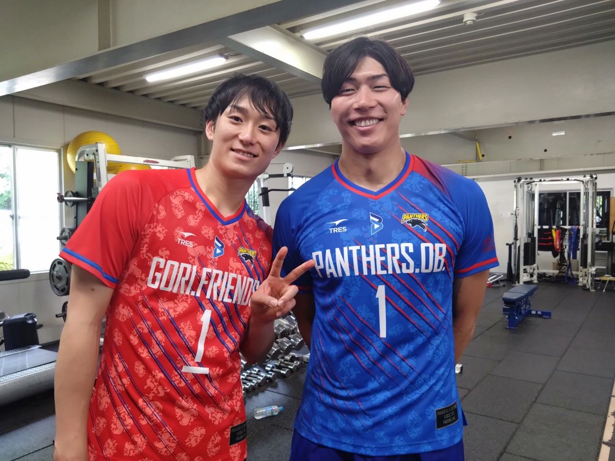 TBSvolleyboo's tweet photo. SVリーグ2025〜26シーズンをもって
現役引退した🇯🇵元日本代表キャプテン、
ゴリこと #清水邦広 さんの
引退セレモニーが行われました👏👏

エキジビションマッチでは
08年北京五輪のキャプテン #荻野正二 さんや #山村宏太 さん #越川優 さんなど往年の名選手をはじめ
#柳田将洋 選手 #深津英臣 選手など
現役選手も参加し

会場は3000人を越えるファンで満員でした👏
これも清水選手の愛される人柄ゆえ😊

指導者としてバレーボール人生の
第2章がスタートするゴリ。
夢は「自分と同じ左利きのオポジットを育て日の丸を付けさせること」

ますますのご活躍を
楽しみにしています😆🫶🫶