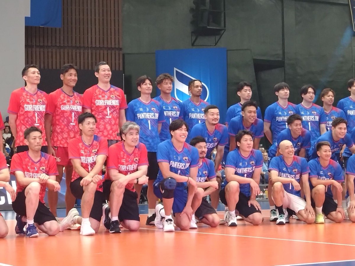 TBSvolleyboo's tweet photo. SVリーグ2025〜26シーズンをもって
現役引退した🇯🇵元日本代表キャプテン、
ゴリこと #清水邦広 さんの
引退セレモニーが行われました👏👏

エキジビションマッチでは
08年北京五輪のキャプテン #荻野正二 さんや #山村宏太 さん #越川優 さんなど往年の名選手をはじめ
#柳田将洋 選手 #深津英臣 選手など
現役選手も参加し

会場は3000人を越えるファンで満員でした👏
これも清水選手の愛される人柄ゆえ😊

指導者としてバレーボール人生の
第2章がスタートするゴリ。
夢は「自分と同じ左利きのオポジットを育て日の丸を付けさせること」

ますますのご活躍を
楽しみにしています😆🫶🫶