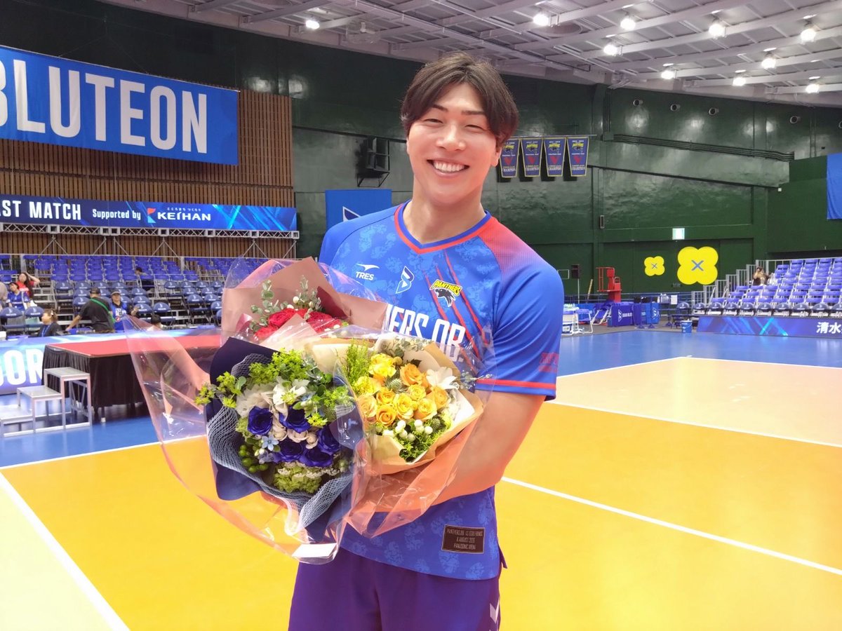 TBSvolleyboo's tweet photo. SVリーグ2025〜26シーズンをもって
現役引退した🇯🇵元日本代表キャプテン、
ゴリこと #清水邦広 さんの
引退セレモニーが行われました👏👏

エキジビションマッチでは
08年北京五輪のキャプテン #荻野正二 さんや #山村宏太 さん #越川優 さんなど往年の名選手をはじめ
#柳田将洋 選手 #深津英臣 選手など
現役選手も参加し

会場は3000人を越えるファンで満員でした👏
これも清水選手の愛される人柄ゆえ😊

指導者としてバレーボール人生の
第2章がスタートするゴリ。
夢は「自分と同じ左利きのオポジットを育て日の丸を付けさせること」

ますますのご活躍を
楽しみにしています😆🫶🫶