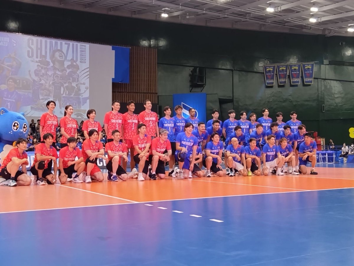 TBSvolleyboo's tweet photo. SVリーグ2025〜26シーズンをもって
現役引退した🇯🇵元日本代表キャプテン、
ゴリこと #清水邦広 さんの
引退セレモニーが行われました👏👏

エキジビションマッチでは
08年北京五輪のキャプテン #荻野正二 さんや #山村宏太 さん #越川優 さんなど往年の名選手をはじめ
#柳田将洋 選手 #深津英臣 選手など
現役選手も参加し

会場は3000人を越えるファンで満員でした👏
これも清水選手の愛される人柄ゆえ😊

指導者としてバレーボール人生の
第2章がスタートするゴリ。
夢は「自分と同じ左利きのオポジットを育て日の丸を付けさせること」

ますますのご活躍を
楽しみにしています😆🫶🫶