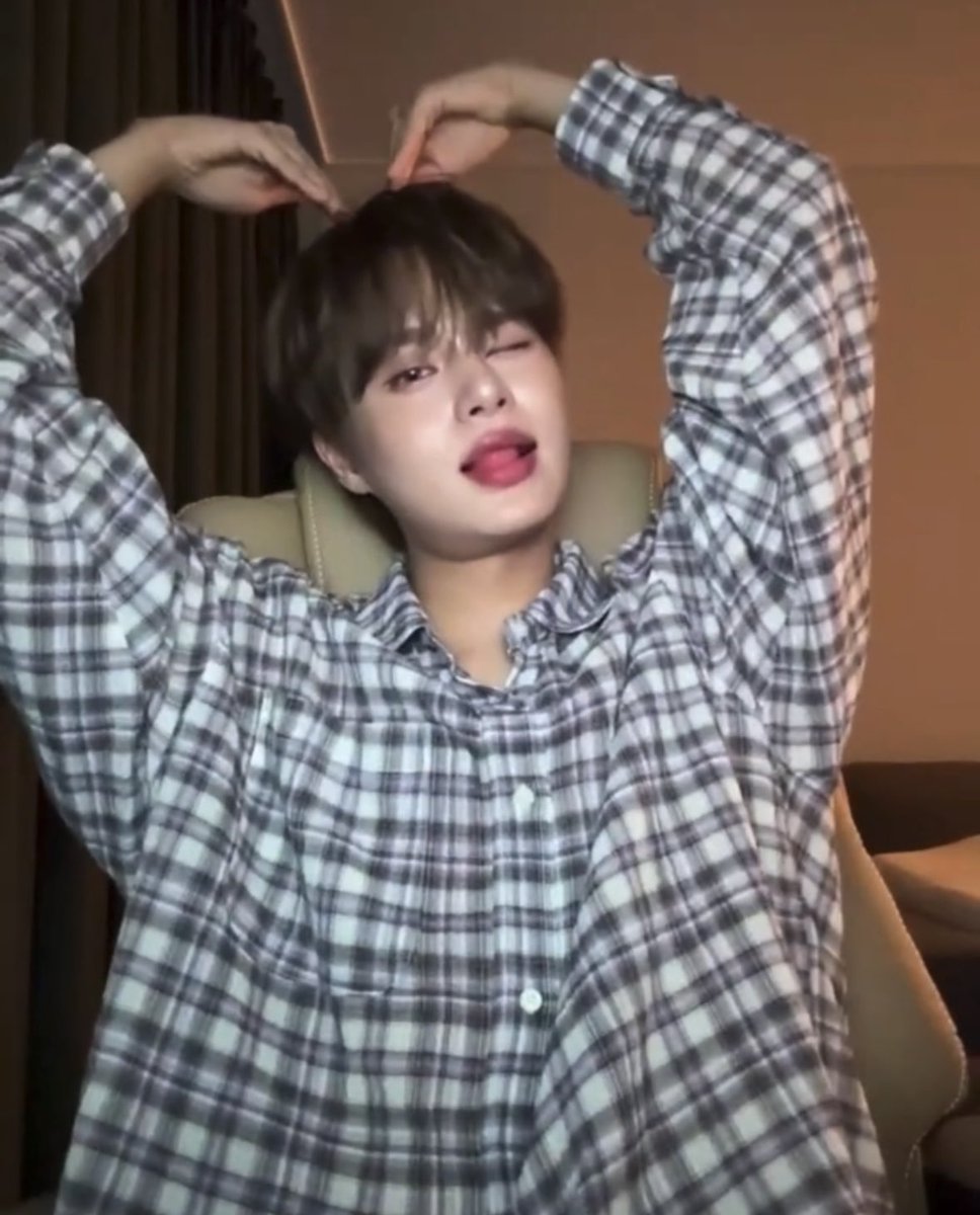 dhdh_hwi129's tweet photo. 이날 대휘 진짜 예쁨ㅁㅠ https://t.co/XpHO0ZFIZS